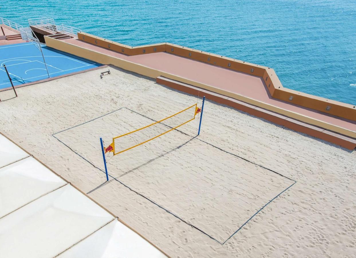 כוויית Radisson Blu Hotel, Kuwait מראה חיצוני תמונה The beach tennis court