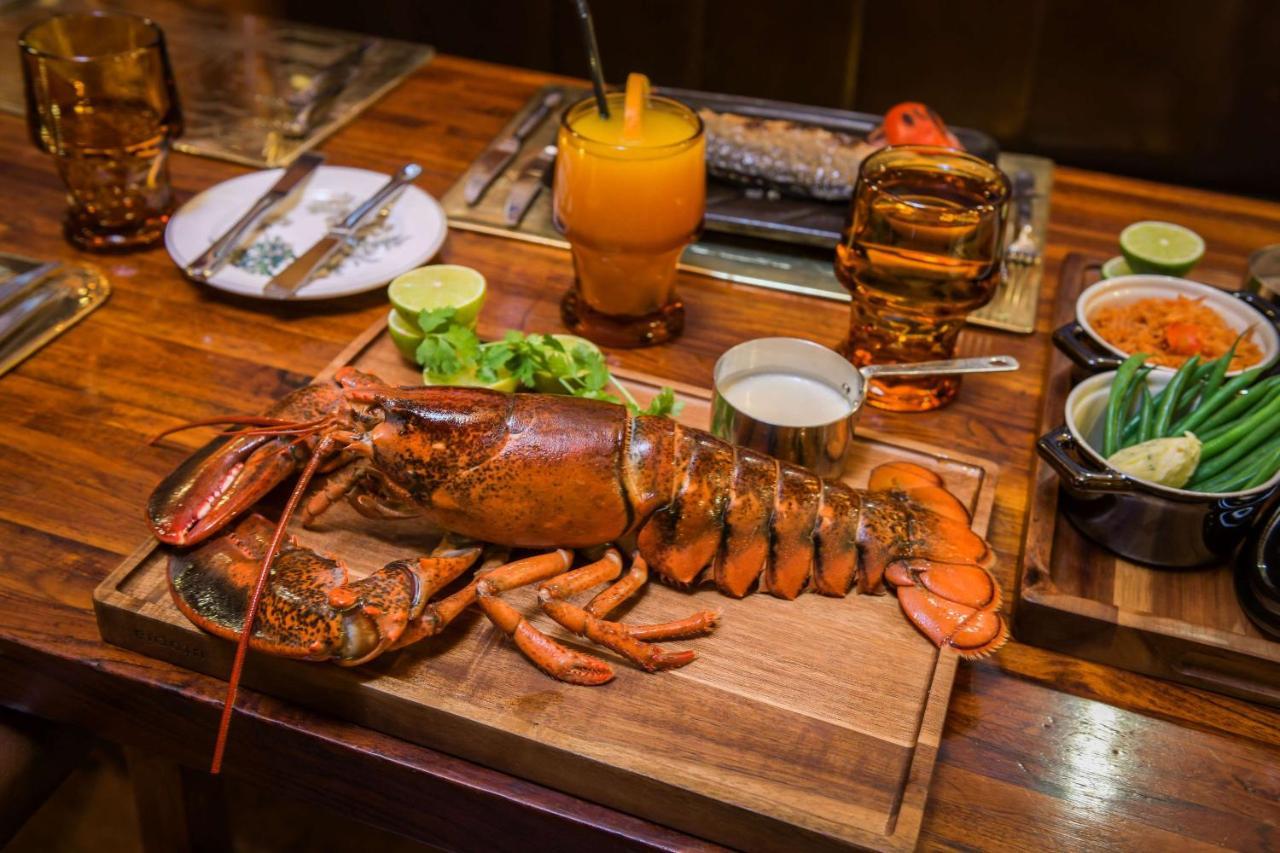 כוויית Radisson Blu Hotel, Kuwait מראה חיצוני תמונה A lobster prepared at the restaurant