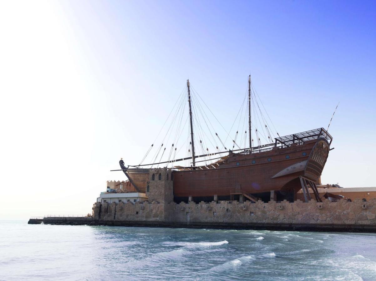 כוויית Radisson Blu Hotel, Kuwait מראה חיצוני תמונה A traditional dhow in the port of Al-Barka