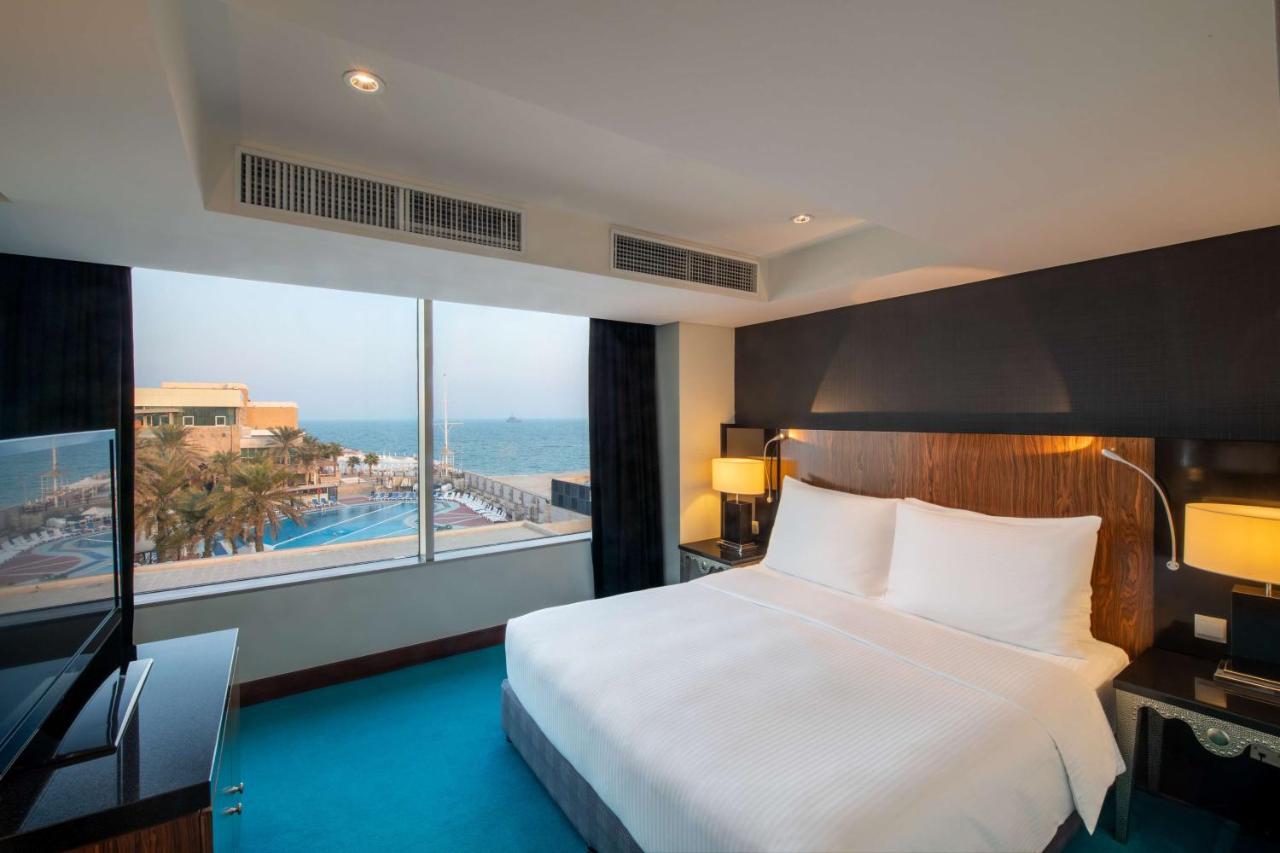 כוויית Radisson Blu Hotel, Kuwait מראה חיצוני תמונה A bedroom at the Hilton Tel Aviv