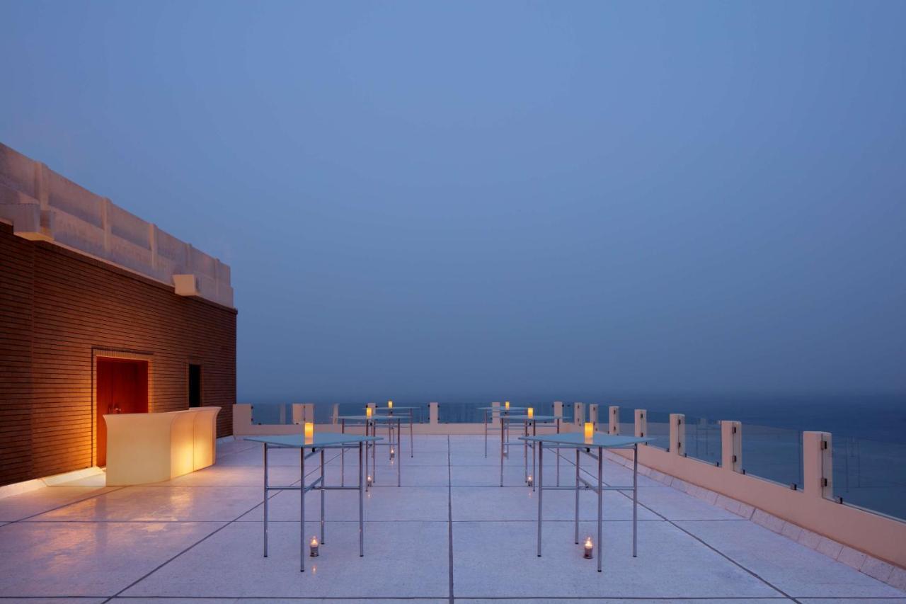 כוויית Radisson Blu Hotel, Kuwait מראה חיצוני תמונה The rooftop bar