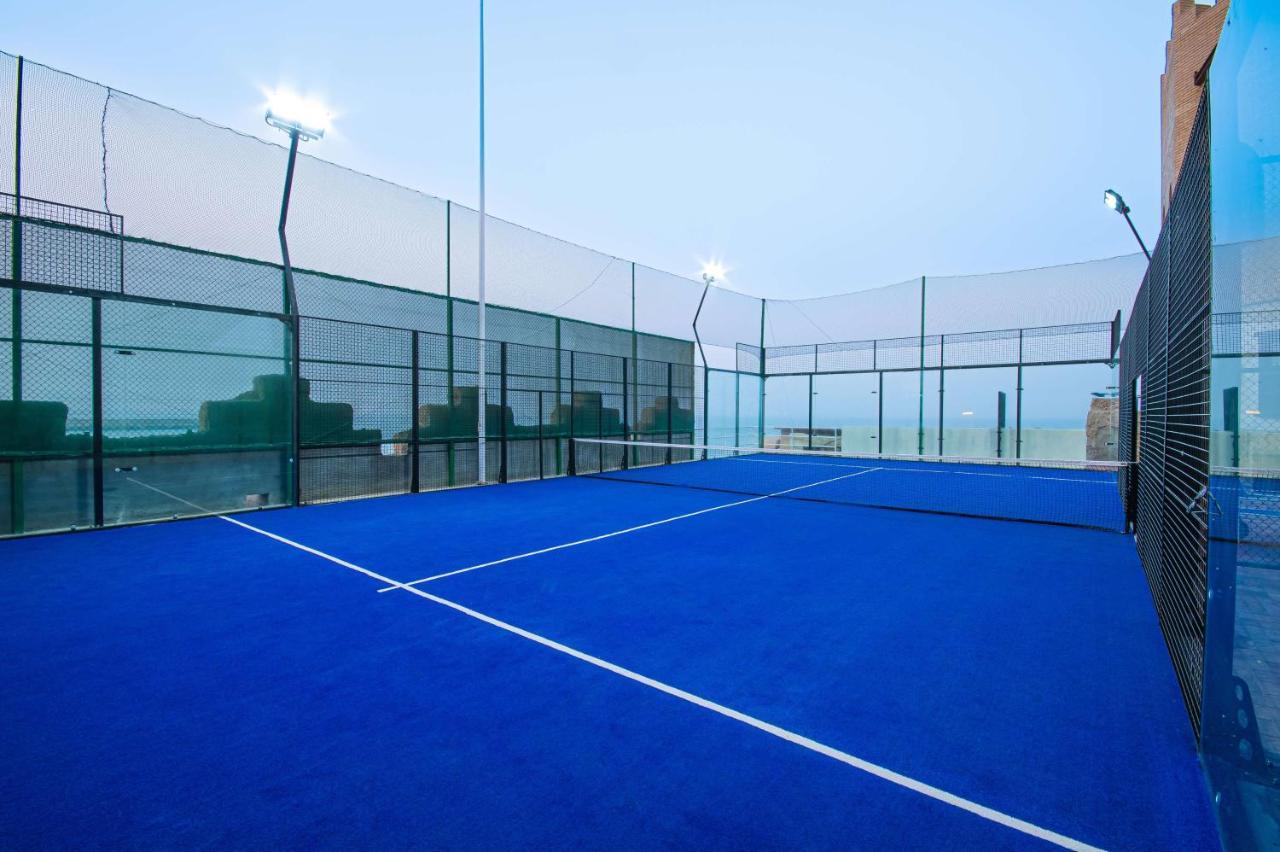 כוויית Radisson Blu Hotel, Kuwait מראה חיצוני תמונה A paddle tennis court