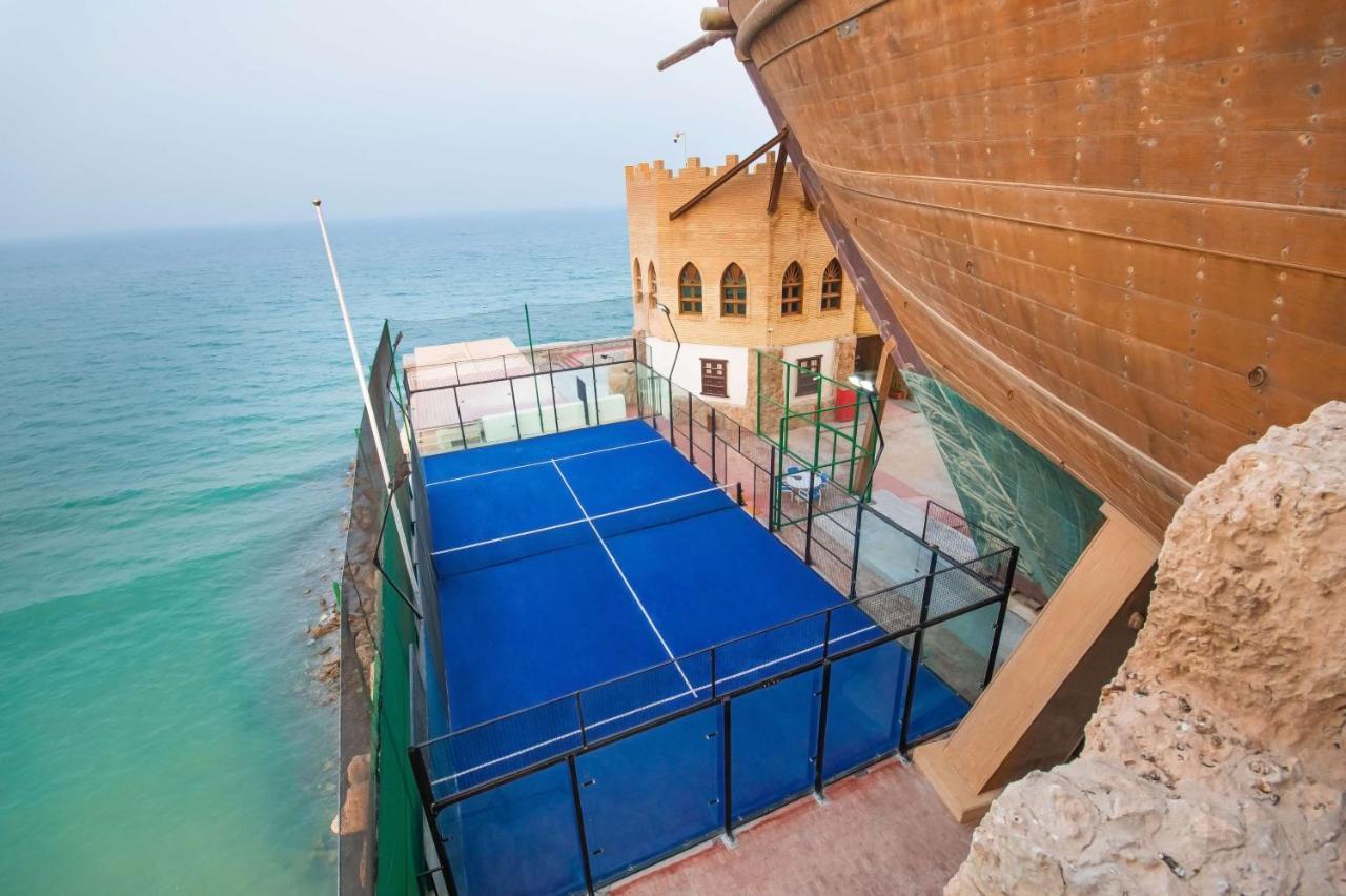כוויית Radisson Blu Hotel, Kuwait מראה חיצוני תמונה A paddle tennis court in the Al-Shaqra fort, Al-Shaqra, Saudi Arabia