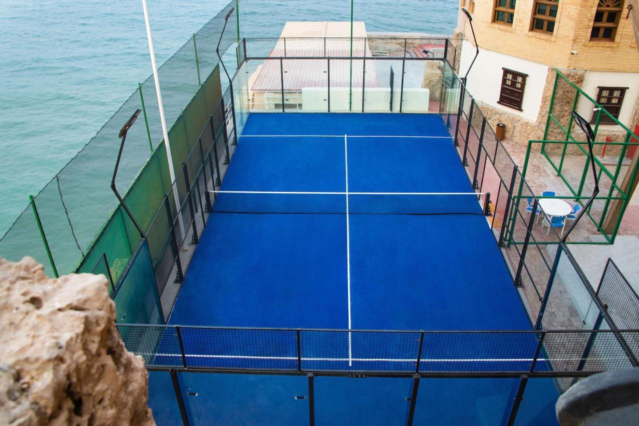 כוויית Radisson Blu Hotel, Kuwait מראה חיצוני תמונה A paddle tennis court